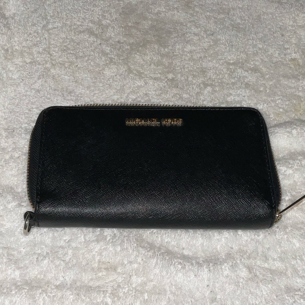 Michael Kors Zippered Wallet Card Holder. Black. In Very Good Condition.